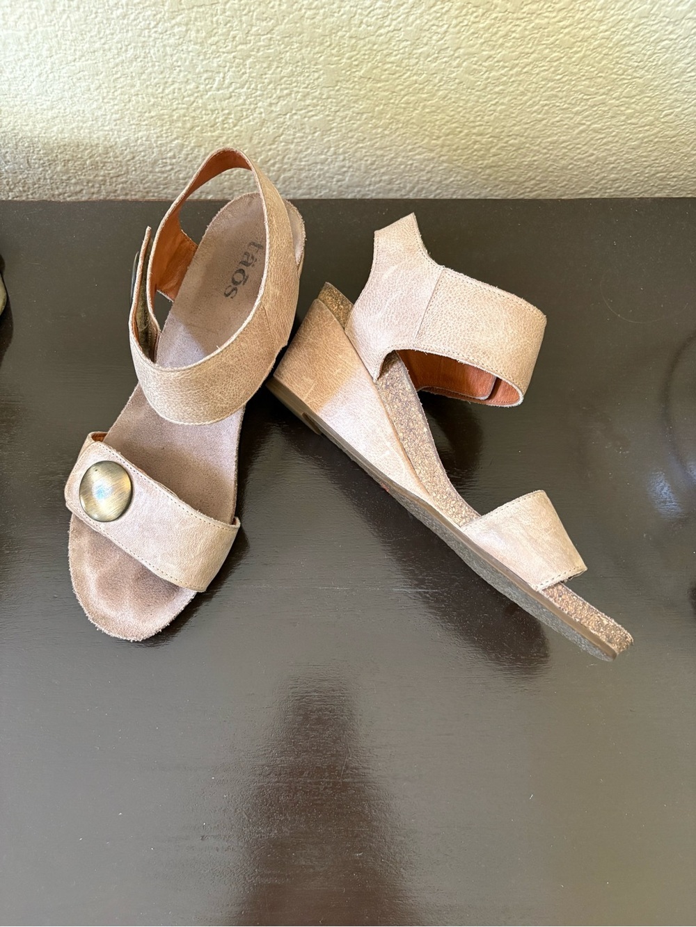 TAOS Carousel 2 Wedge Sandals Tan Leather Brass Medallion Adjustable 41 10-10.5